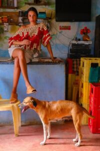 modelo posando com cachorro marca foz