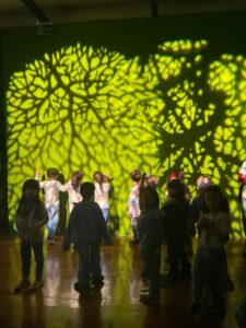 criancas na exposicao