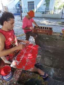 Mestre Getúlio Damado e seu filho trabalhando.