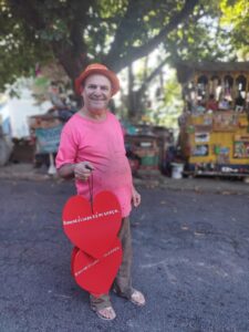 mestre getúlio mostrando seu artesanato.