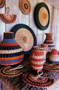 Peças de artesanato feitas com matéria prima manejada