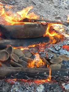 Processo de queima das panelas de barro