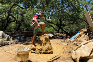 Homem fazendo a última etapa de preparação do barro.