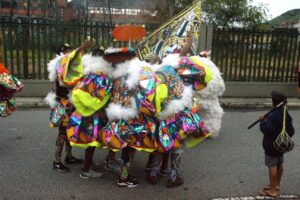 Bate-bola cabeça de turma em desfile no Rio de Janeiro.