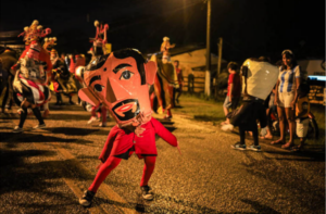 Cabeçudos de São Caetano de Odivelas pelas ruas da cidade, no carnaval.
